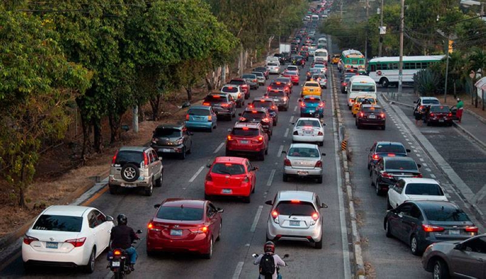 Este es el tráfico en la carretera que de Comalapa se dirige hacia San Salvador, frente a la terminal del Sur, a las 6:00 de la mañana. / Francisco Valle