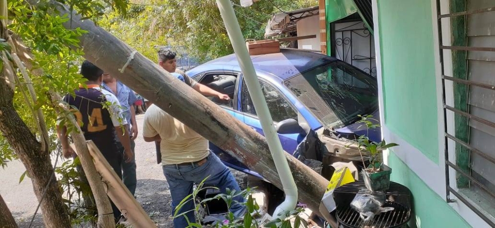 El vehículo quedo atascado debido al fuerte impacto / Cortesía.