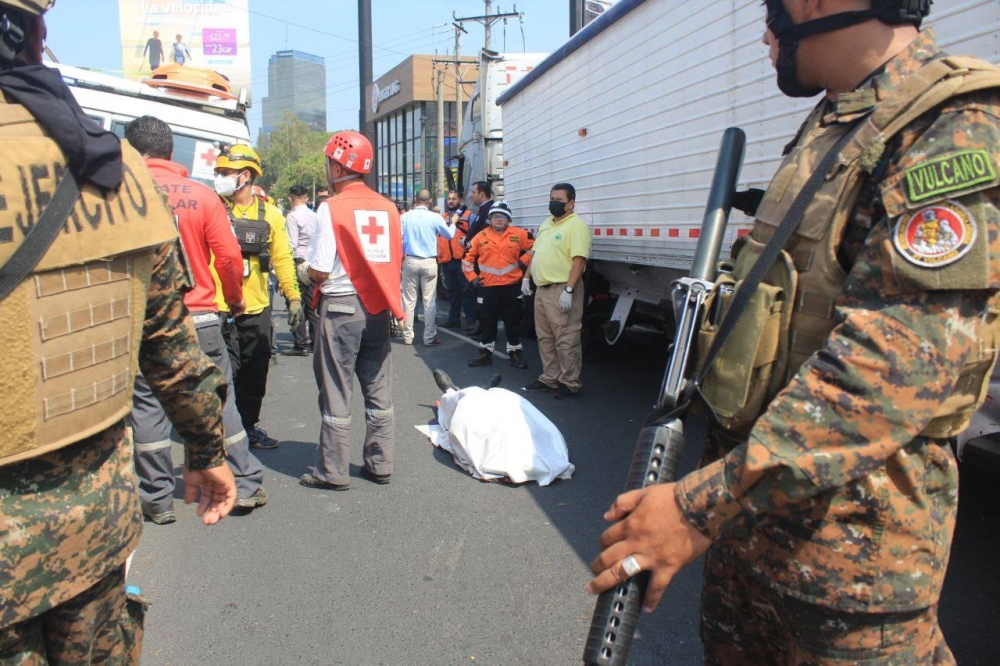 La primera víctima mortal, el cuerpo fue rescatado entre los hierros retorcidos de un vehículo sedán.