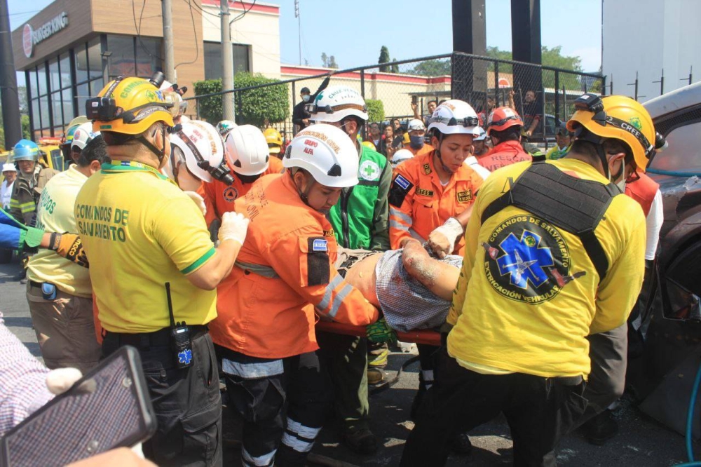 Cuerpos de socorro echaron mano de equipo hidráulico para auxiliar a las víctimas.