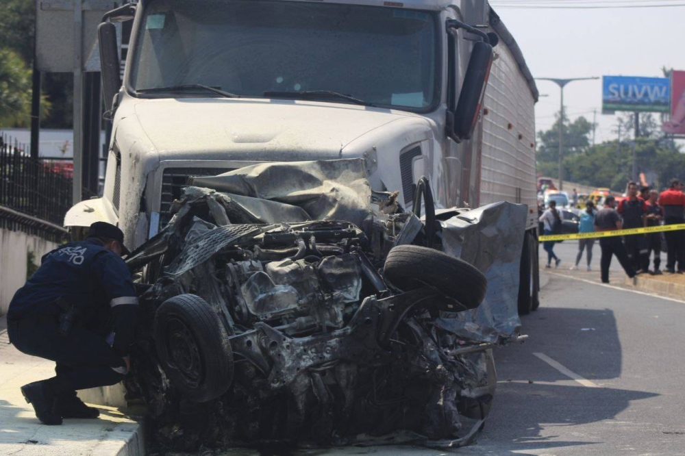 La rastra que, según datos preliminares, provocó el accidente y comprimió prácticamente el vehículo donde quedó la víctima mortal.  