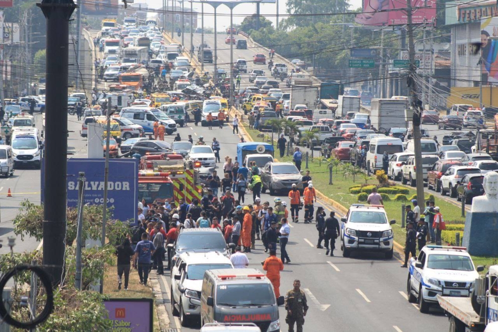 Más de 500 metros del bulevar de Los Próceres quedaron bloqueados este mediodía por el siniestro vial. Gabriel Aquino. 