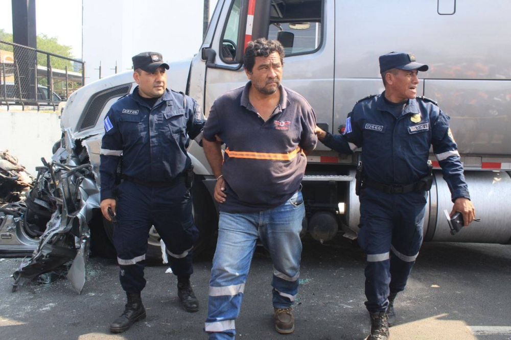 Carlos Portillo es el conductor de la rastra que fue detenido en el lugar. Gabriel Aquino. 