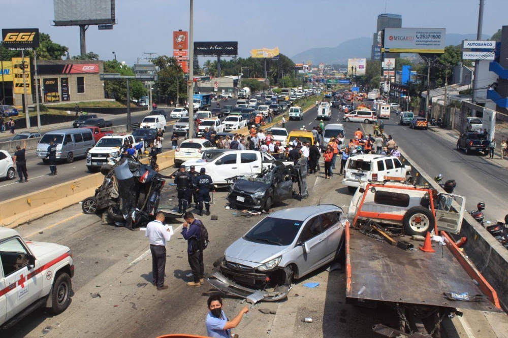 Una vista del accidente del bulevar de Los Próceres, con el sentido hacia San Salvador. Gabriel Aquino. 