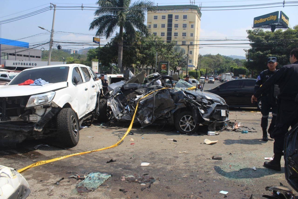 Así quedaron algunos de los vehículos que resultaron chocados por la rastra. Gabriel Aquino. 