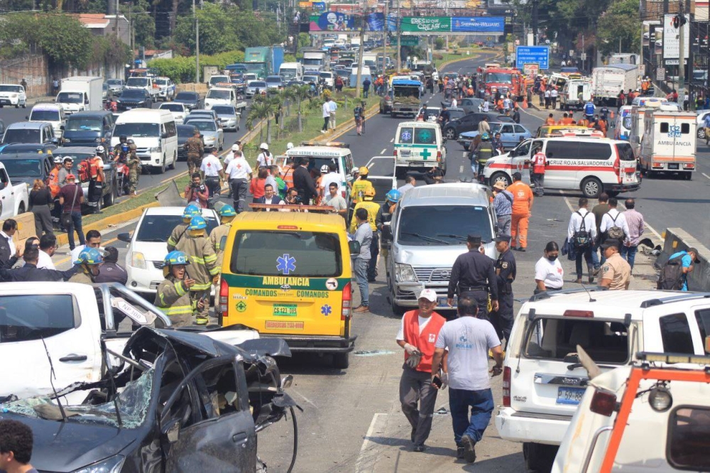 Organismos de socorro atendieron por lo menos a 14 personas en el lugar.