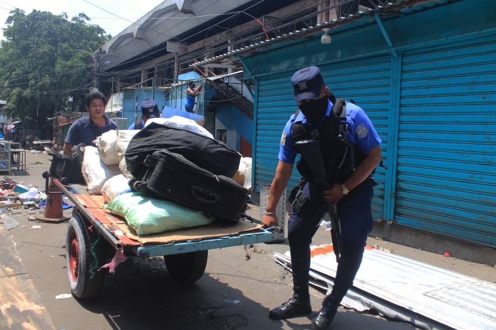 El 15 de marzo, agentes del CAM ayudaron a los vendedores a retirar sus pertenencias. Foto/Gabriel Aquino 