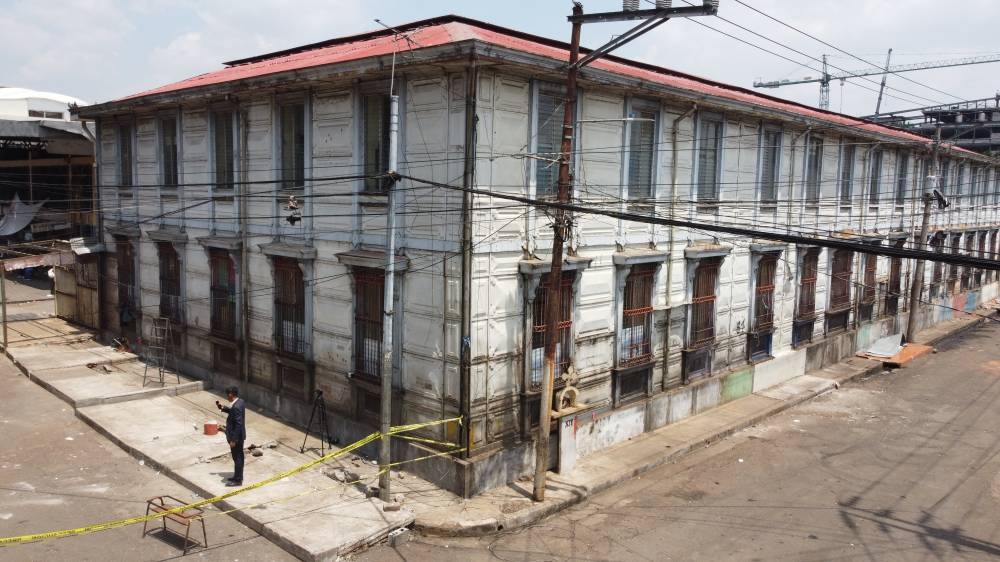 Uno de los edificios que ahora resalta tras el desalojo es el Antiguo Hospicio de Niños Huérfanos, ubicado entre la 6a calle Poniente y 3a Avenida Sur. Foto/ Gabriel Aquino. 