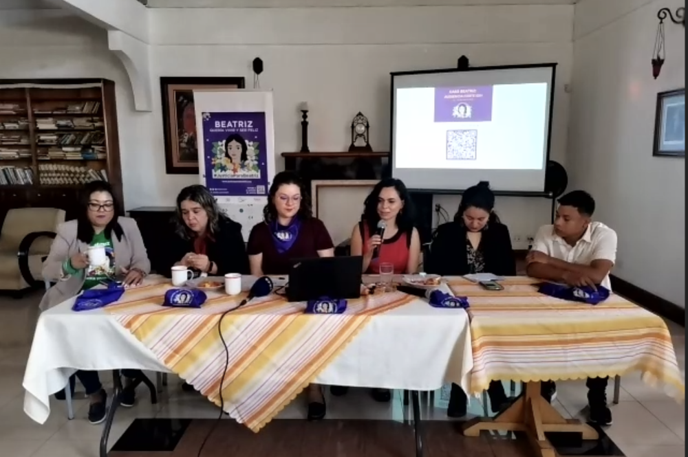 Las organizaciones feministas ofrecieron una conferencia desde Costa Rica, donde participó el hermano de Beatriz. 