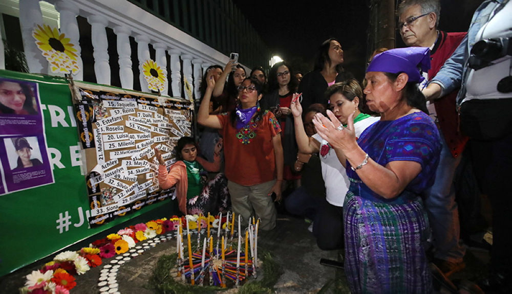 Las mujeres asisten a una vigilia en memoria de Beatriz antes de la audiencia en la Corte Interamericana de Derechos Humanos (Corte IDH) en San José, Costa Rica. AFP
