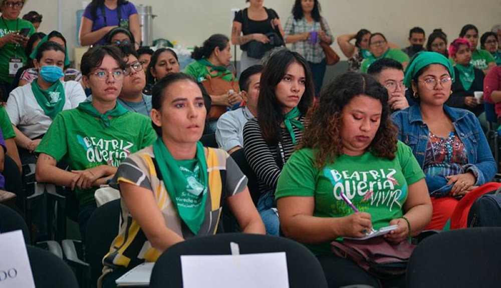 Las feministas transmitieron la audiencia en un auditorio de la UES. / Lisbeth Ayala