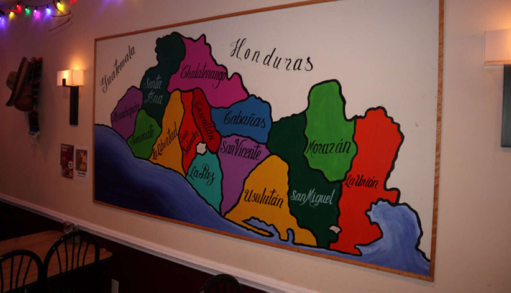 El mapa de El Salvador luce como parte de la ambientación del lugar / Cortesía.