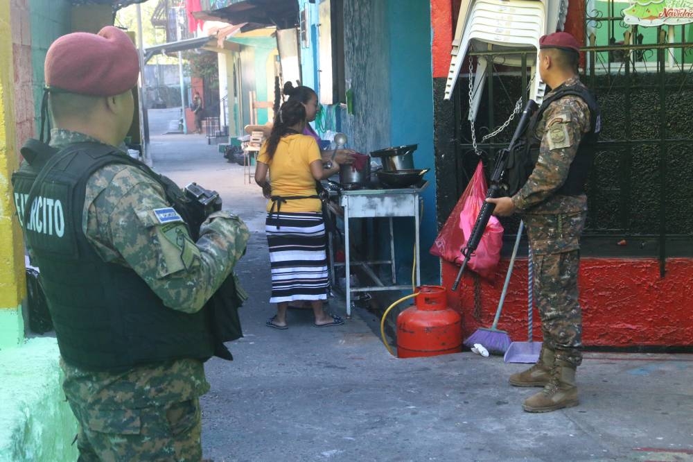 Previo a Navidad de 2022, en menos de una hora se registraron al menos 43 detenidos en el cerco militar en la comunidad Tutunichapa, donde más de 1,000 soldados fueron desplegados esta madrugada y unos 130 agentes de la División Antinarcóticos./ Francisco Valle.