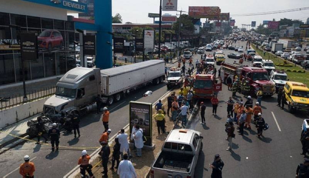 Los supuestos desperfectos mecánicos de una rastra arrancaron los sueños de Edwin Vargas y su familia, ayer, quien murió en el accidente del bulevar Los Próceres. / Francisco Valle.