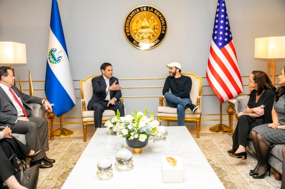 En la reunión participó la canciller salvadoreña, Alexandra Hill Tinoco, y el embajador de Estados Unidos en El Salvador, William Duncan.