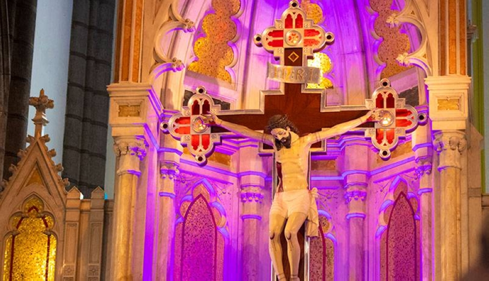Este crucifijo resistió un incendio en 2013. Tiene un relicario con un trozo de la Cruz de Jesús. / Gabriel Aquino