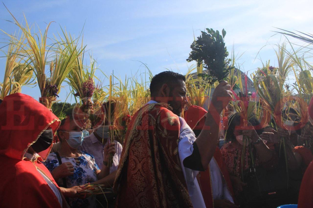 El padre Elder Romero hizo la bendición de las palmas en Domingo de Ramos en la procesión del centro. / Gabriel Aquino .