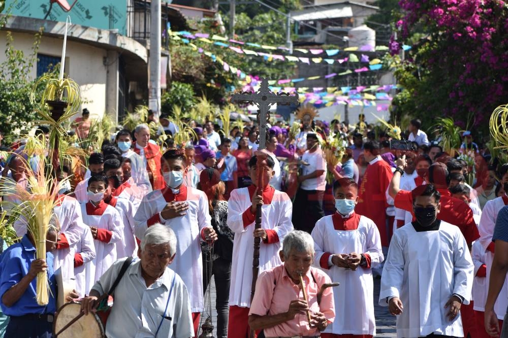 Niños, adultos, personas de la tercera edad acompañaron la procesión de las palmas. Foto Emerson Del Cid