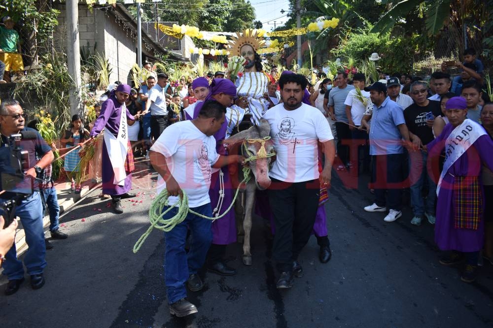 Un burro cargó la imagen de Jesús durante la procesión del Domingo de Ramos, en Panchimalco. Foto Emerson Del Cid