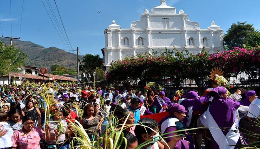 En Panchimalco se vivió una colorida procesión. / Emerson del Cid