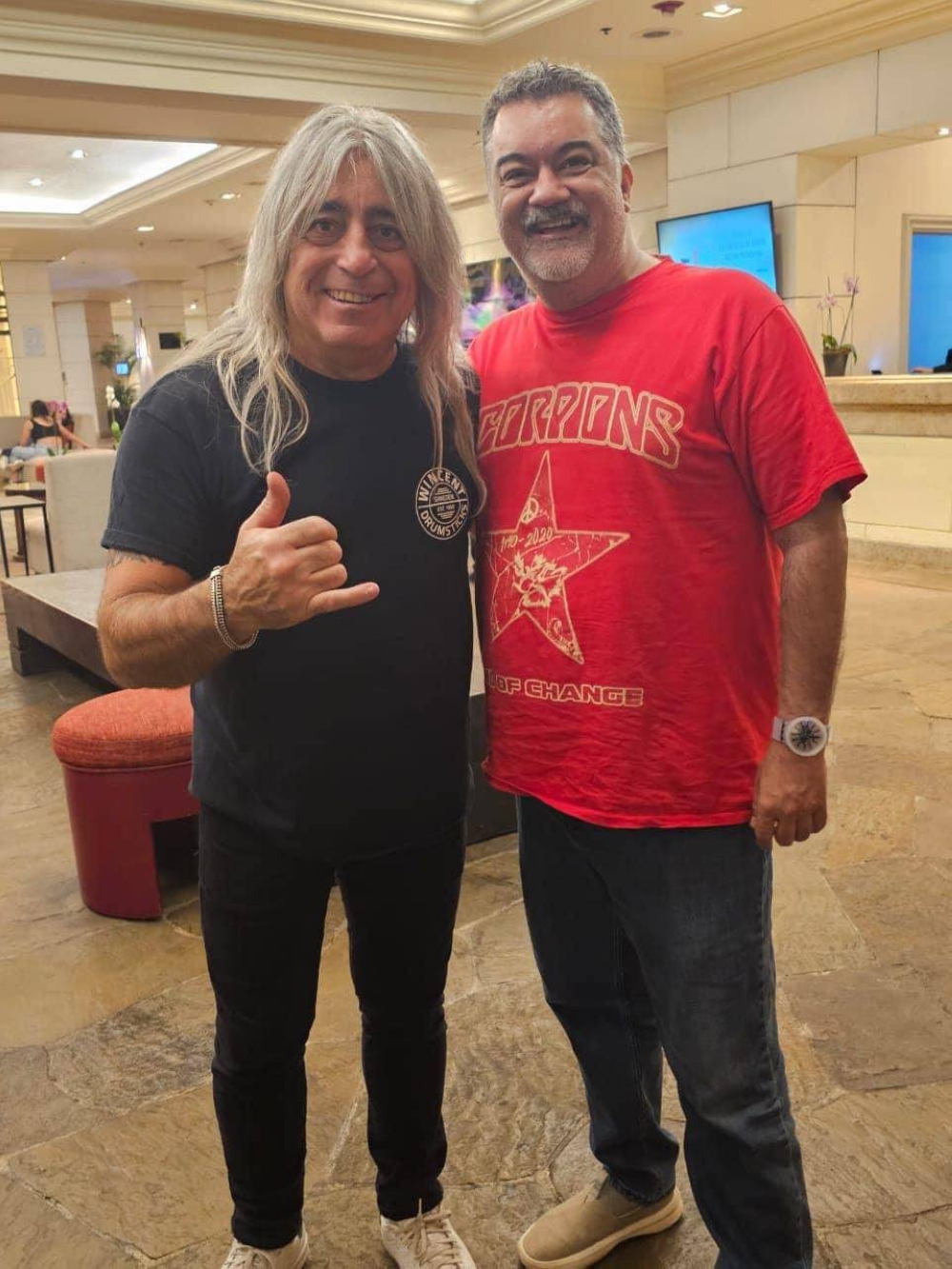 El batero de Scorpions, Mikkey Dee, posa a la llegada de un hotel capitalino junto a Henry Chacón, de la productora local Starticket.