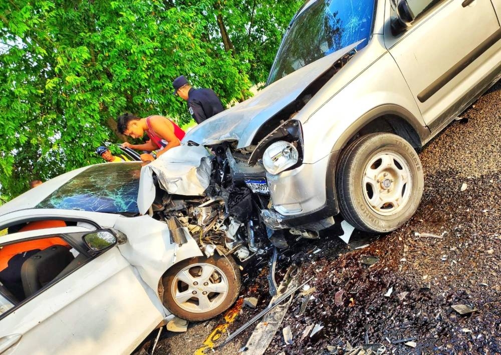 El aparatoso choque dejó destrozado los dos automotores. / PNC.