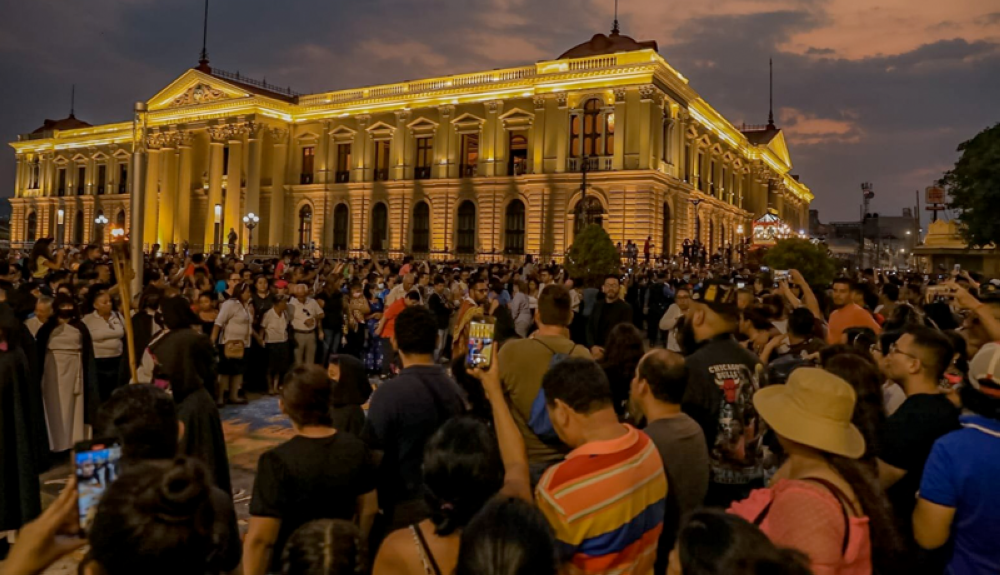 La multitud de visitantes en San Salvador era notoria a medida avanzaba la procesión del Santo Entierro. Foto FA