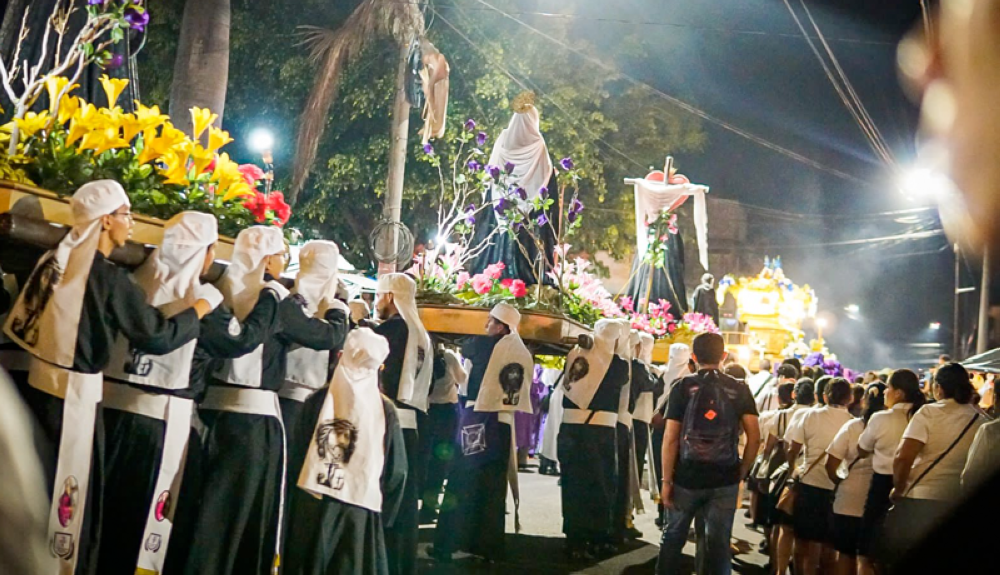 En la ciudad de Ahuachapán también los católicos revivieron el Santo Entierro. Cortesía Gobernación