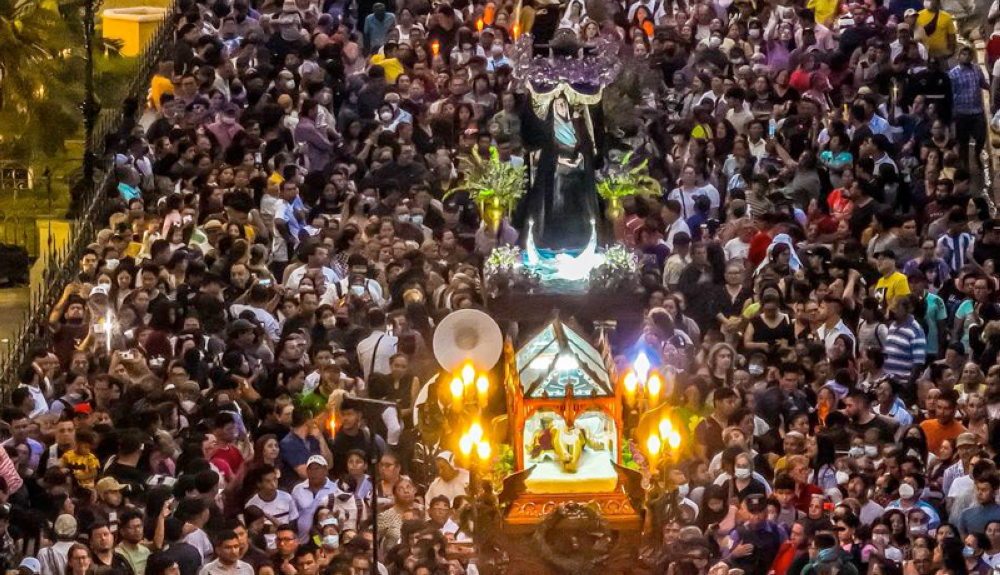 Fieles recorrieron varias cuadras desalojadas de la capital durante la procesión del Santo Entierro.SDP