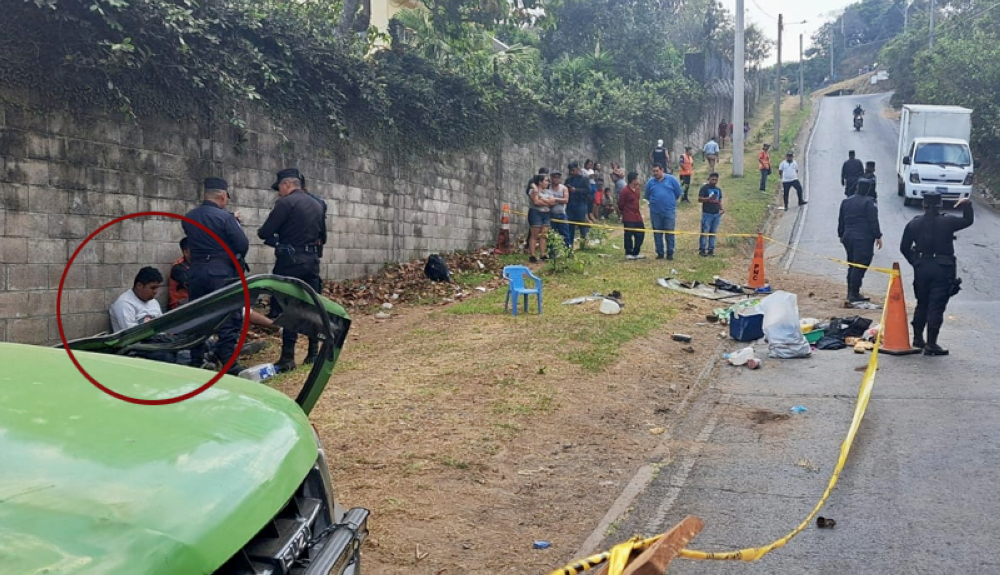 Adelfin Ezequiel García Cháveza un costado del vehículo que conducía. PNC