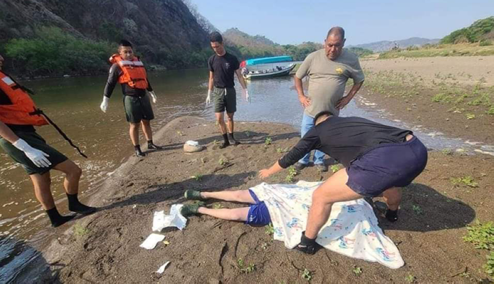 Buzos de la Fuerza Naval recuperaron el cuerpo de Junior Araujo Castillo de 15 años, ahogado en el Río Lempa. Cortesía