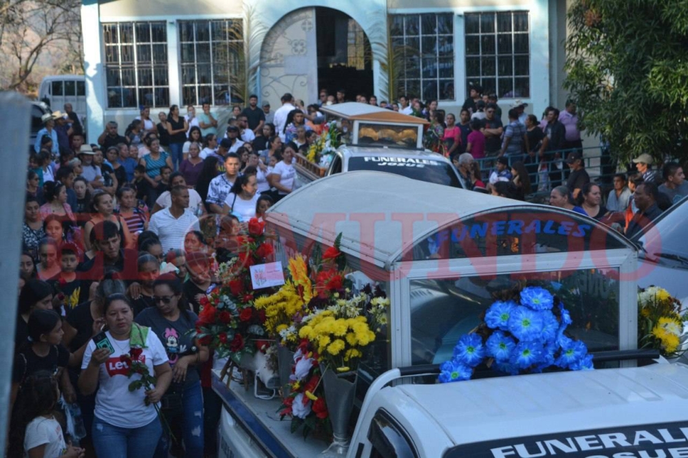 Decenas de personas compañaron a las familias dolientes, la tarde de este lunes en Dulce Nombre de María, en Chalatenango. / Lisbeth Ayala. 