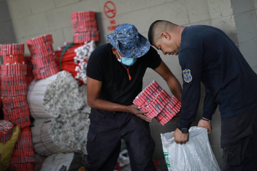 Agentes de la Policía decomisaron silbadores, morteros y milpitas. / Cortesía.