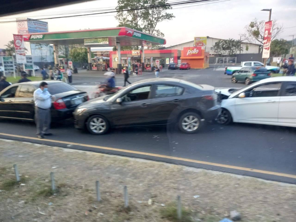 Después del arrollamiento, tres vehiculos chocarom y se conoce por el momento solo daños materiales. / Foto de Berenisse Cornejo 