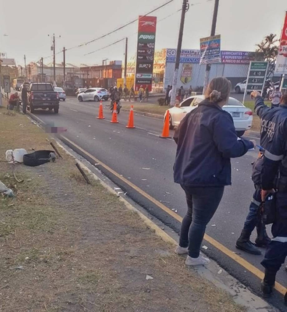 La PNC verifica el accidente de tránsito donde murió una mujer este miércoles por la mañana. / Cortesía.