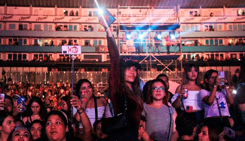 Miles de salvadoreños bailaron y cantaron con las bachatas y ritmos urbanos.
