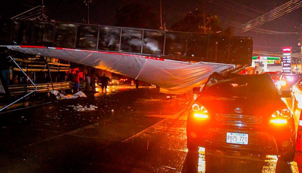 Una valla publicitaria de gran magnitud cayó sobre un vehículo en la carretera Panamericana. / Cortesía