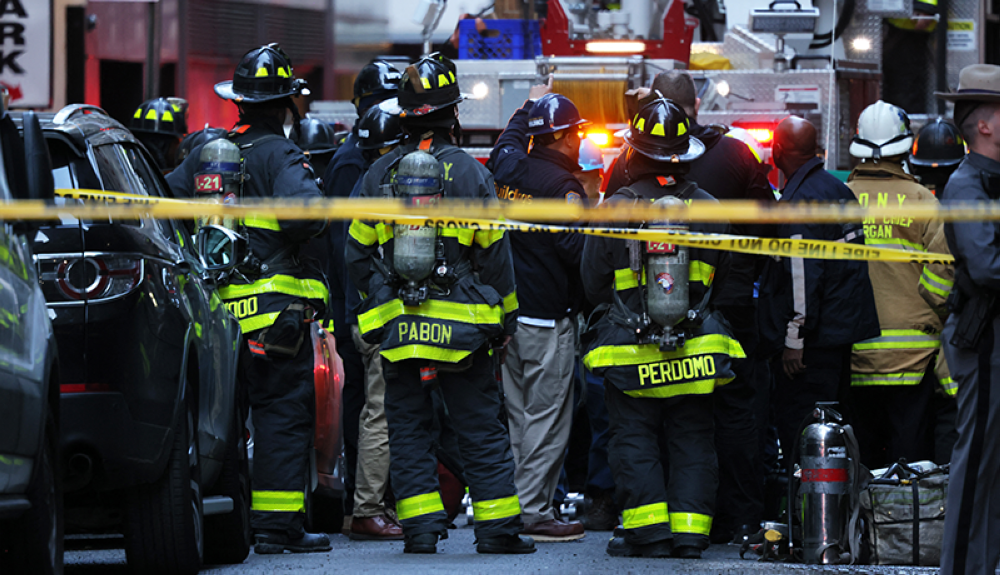 Los bomberos del FDNY investigan el sitio del colapso de un estacionamiento.AFP