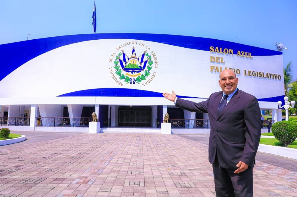 Omar Angulo, quien tiene 10,000 suscriptores en YouTube, fue acreditado por la Asamblea Legislativa y aplaudido por los diputados de Nuevas Ideas. Foto: Asamblea Legislativa.