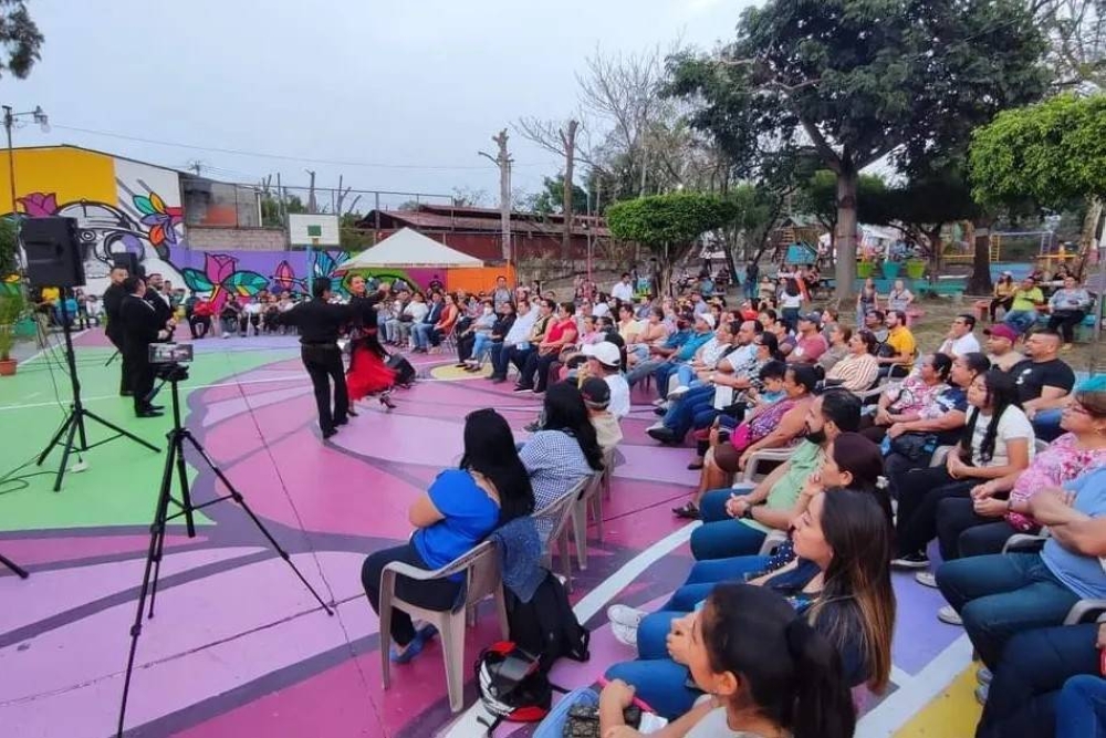 Las familias locales disfrutaron una tarde muy especial con los artistas.