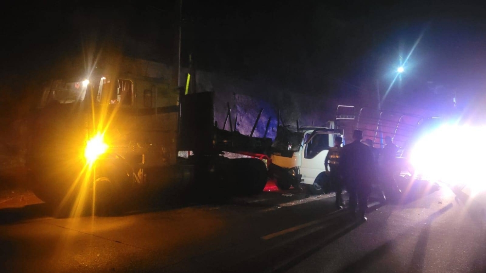 Según las autoridades el conductor del pick colisionó con una rastra estacionada por desperfectos mecánicos. / PNC.