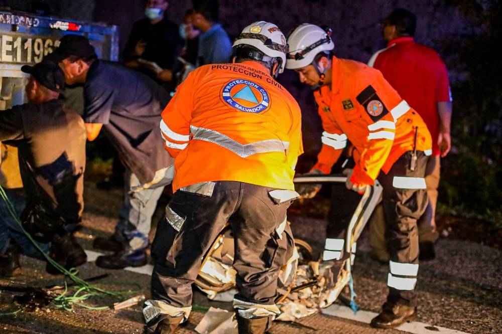 Elementos de Protección Civil en trabajos de remoción de escombros. / Protección Civil.