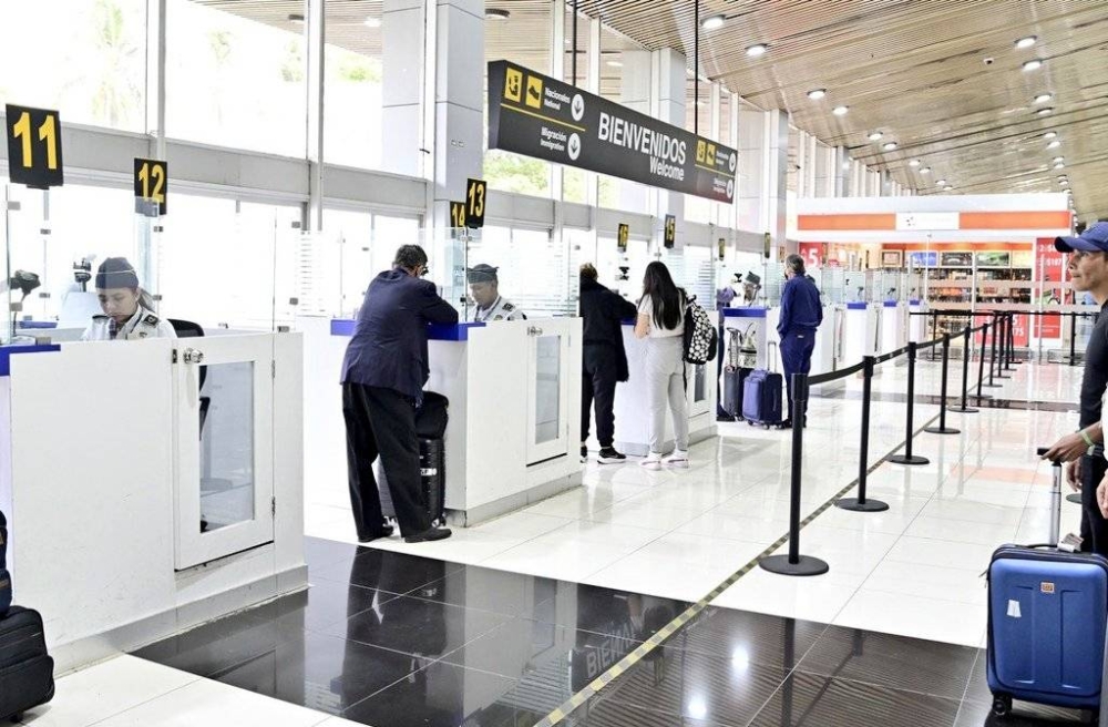 Son 70 ventanillas habilitadas 24/7 en el Aeropuerto Internacional Óscar Arnulfo Romero. / Migración.