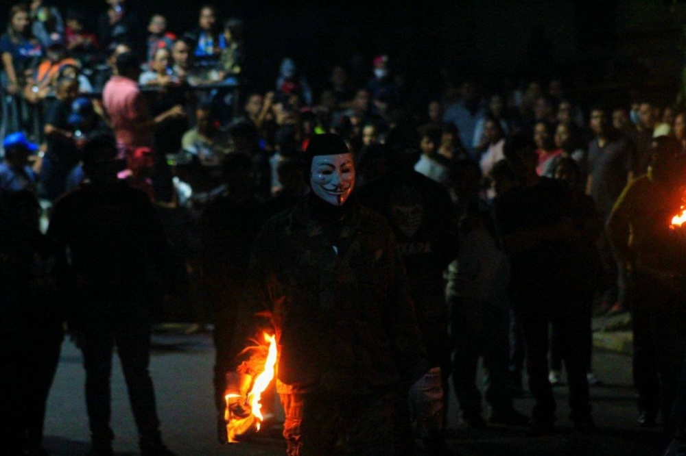 Con singulares máscares, los lugareños participaron del evento de las Bolas de Fuego. / Gabriel Aquino.