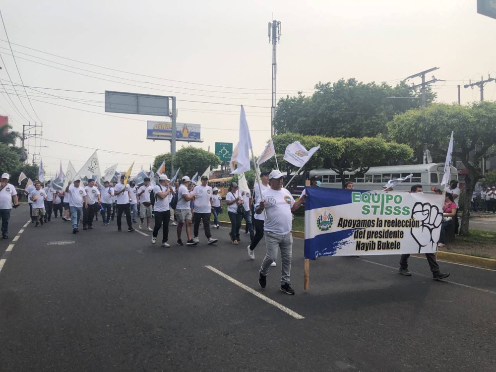 Marchan sindicalistas hacia Plaza México por Día del Trabajo y reelección de Bukele.  / Verónica Crespín.