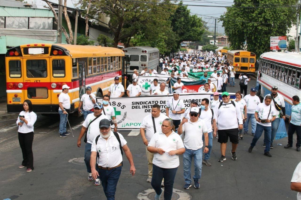 Muchos trabajadores fueron trasladados en buses que fueron aparcados en la calle Sisimiles. / Francisco Valle.