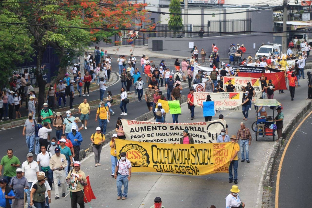 La marcha de las organizaciones se incorporó a la Alameda Juan Pablo II, en San Salvador. / Gabriel Aquino.
