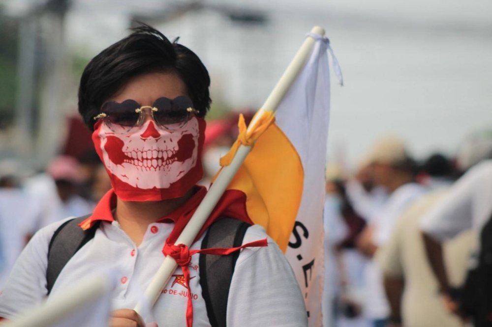 Movimientos de la Universidad de El Salvador (UES) participaron en las protestas de este lunes. / Gabriel Aquino.
