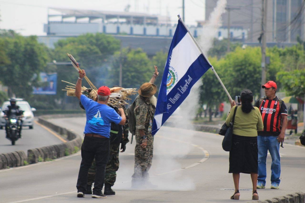 Excombatientes del FMLN participaron en la marcha y reventaron pólvora. / Gabriel Aquino.