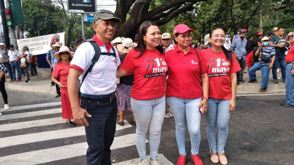 La diputada Anabel Bellos (segunda) y otros integrantes del FMLN en la marcha del 1 de mayo. Belloso aseguró que siempre han acompañado las 